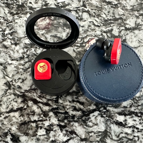 2022 Authentic Louis Vuitton Horizon Wireless Earbuds - Picture 10 of 11